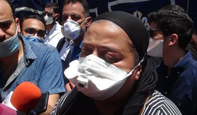 انهيار ابنة رجاء الجداوي في جنازة والدتها