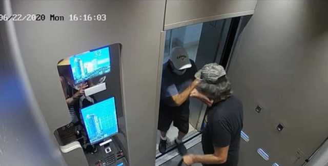 شجار واعتداء على عجوز داخل مصعد بسبب كورونا