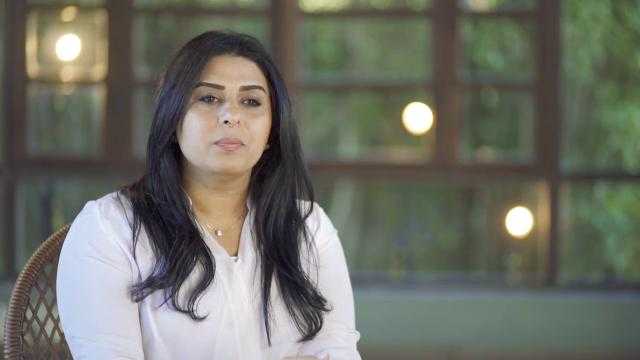 «صلاح» بالمكرونة والكاتشب.. فنانة تكشف تفاصيل الرسم باستخدام المواد الغذائية (فيديو)