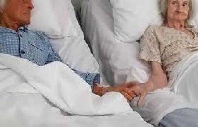 لحظة مؤلمة.. زوجان يمسكان أيدي بعضهما للمرة الأخيرة بعد 62 عام زواج