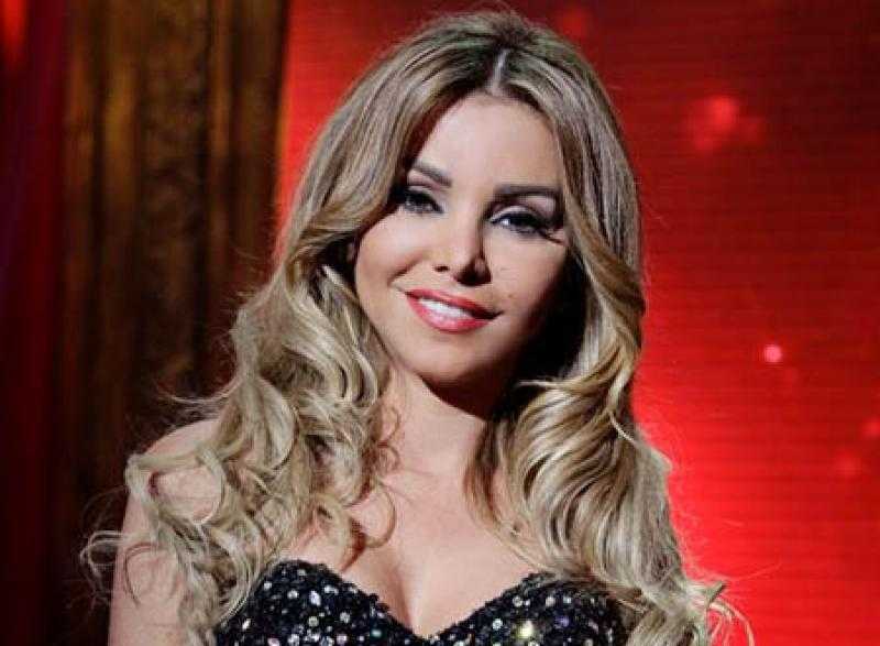 رزان مغربي تطل بالأسود الحرير في عيد الحب