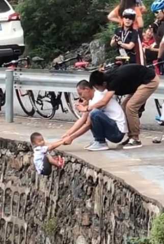 موقف يحبس الأنفاس.. شاهد أب يخاطر بحياة طفله من أجل صورة تذكارية