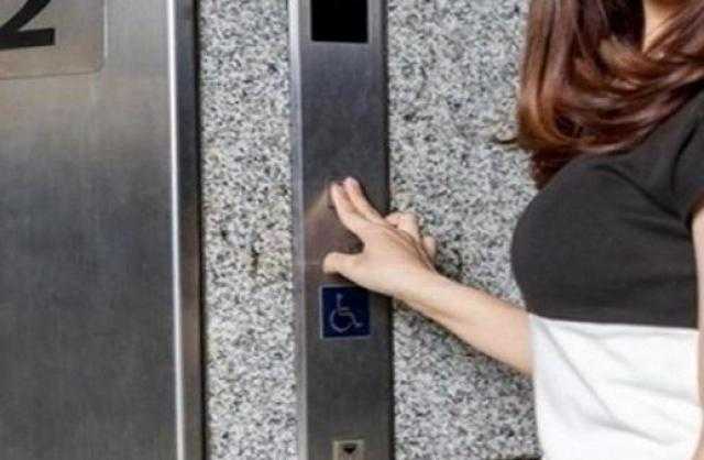 مصابة بدون أعراض تنقل عدوى كورونا لـ71 شخصا بعد استخدامها مصعد