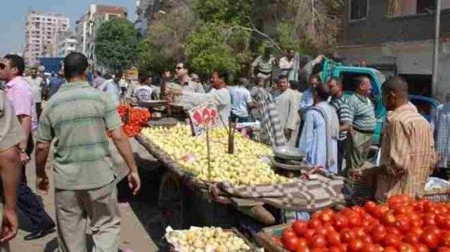 خوفا من العدوى.. مواطنون يشكون من التكدس في سوق عشوائية بترعة عبد العال بـ فيصل