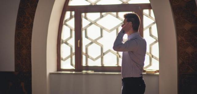 حكم النظر الى أعلى بعد الرفع من الركوع