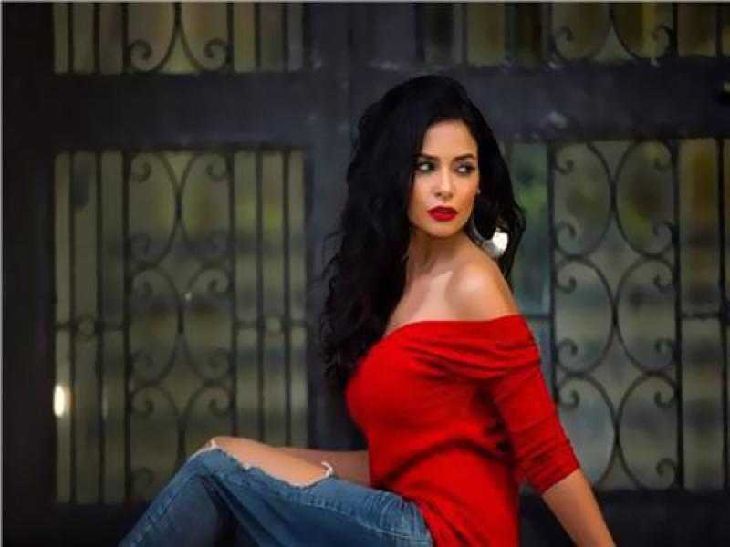 مروة الأزلي تقضي إجازتها في حمام السباحة