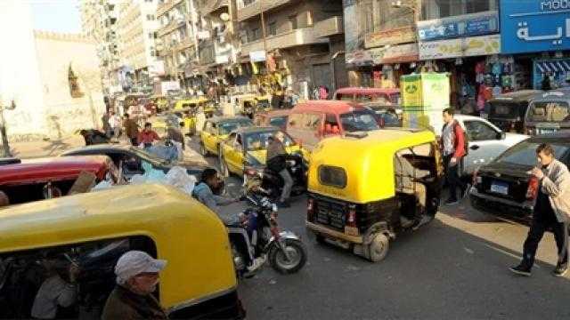 غابة من التكاتك والمواقف العشوائية.. صرخة من سكان شارع الريحان بفيصل