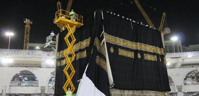  الكعبة المشرفة تستبدل كسوتها