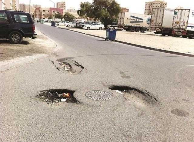 أهالي بحطيط يشكون من سوء الطريق الرئيسي للقرية