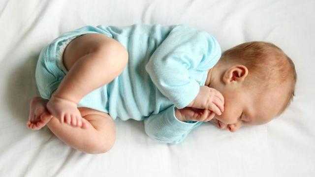 أشباح أم تهيؤات.. أب وأم ينشران مقطع فيديو بعد مراقبتهما ابنهما أثناء نومه