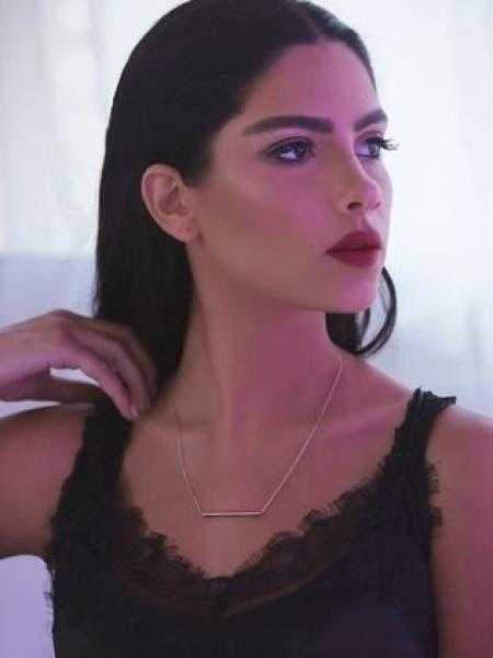 هدي المفتي تثير الجدل بإطلالة صيفية
