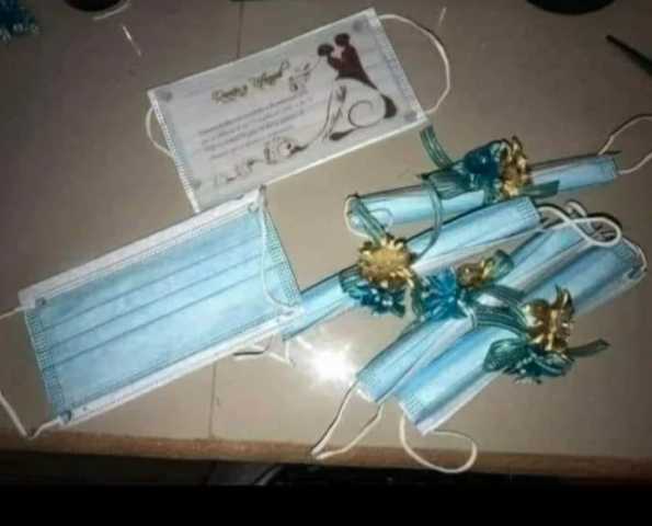 زواج في زمن كورونا.. عروسان يطبعان دعوات حفل زفافهما على الكمامات