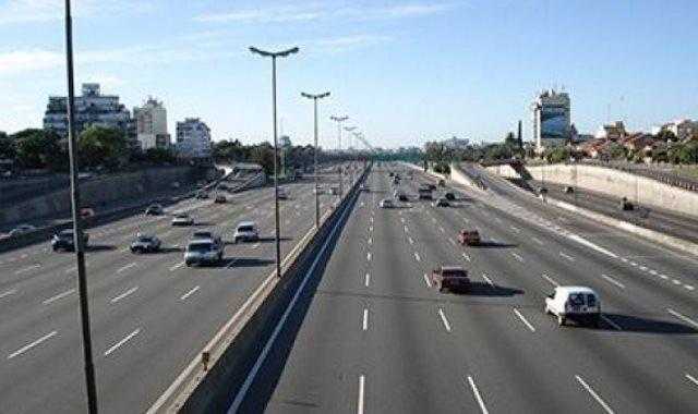 أحمد موسى يوجه التحية للمهندس محسن صلاح بعد إصلاح طريق المحور.. فيديو