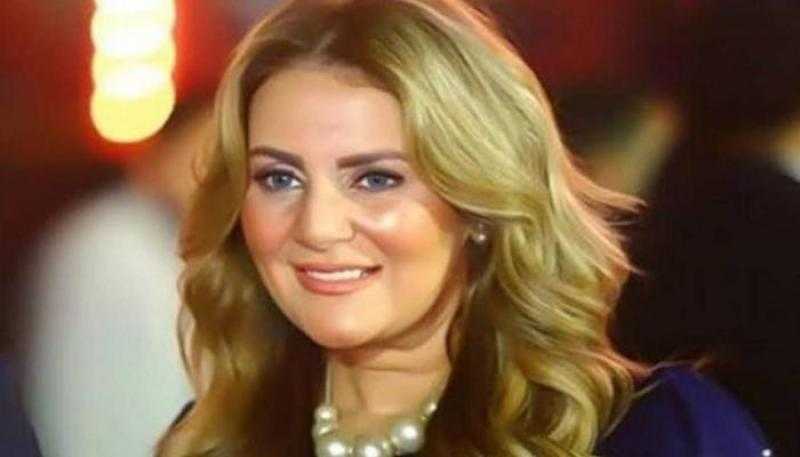 شاهد.. رانيا محمود ياسين تؤدي مناسك العمرة