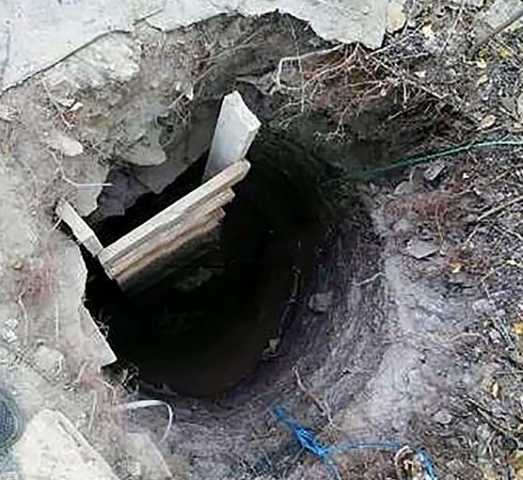 قلب الأم.. مسنة أوكرانية تحفر نفقًا بمفردها لتهريب نجلها من السجن