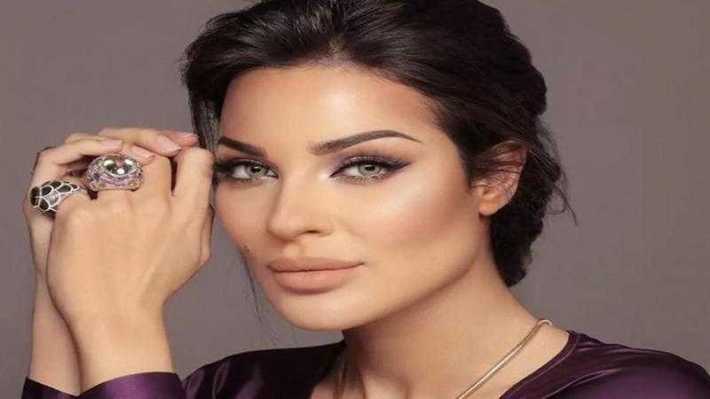 نادين نجيم تشعل الأجواء بالأزرق المثير (صور)