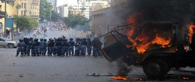 تفاصيل مظاهرات لبنان.. استقالة وزيرة الإعلام ومحاولة لاقتحام البرلمان.. فيديو