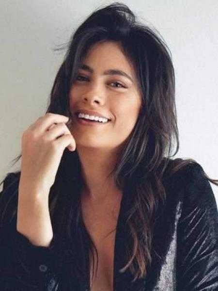 هاجر أحمد ساحرة باللون البيج