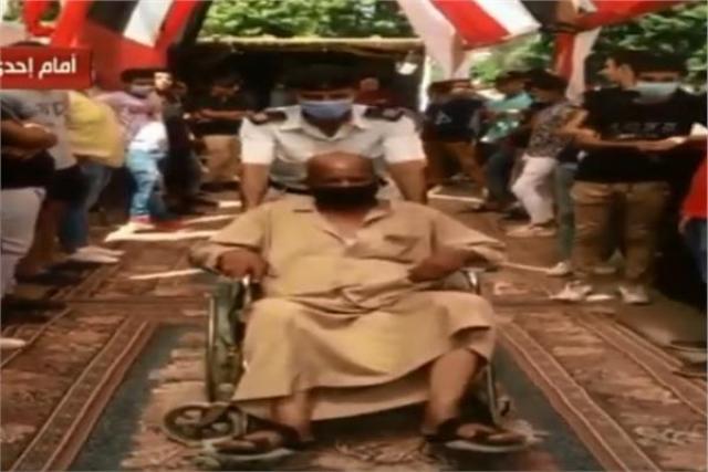 مواطن يدلى بصوته فى انتخابات الشيوخ على كرسى متحرك