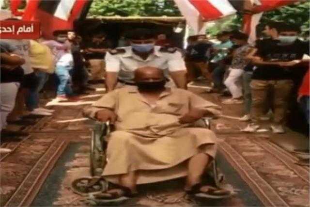 مواطن يدلى بصوته فى انتخابات الشيوخ على كرسى متحرك .. وهند النعسانى: مشهد يستحق الإشادة