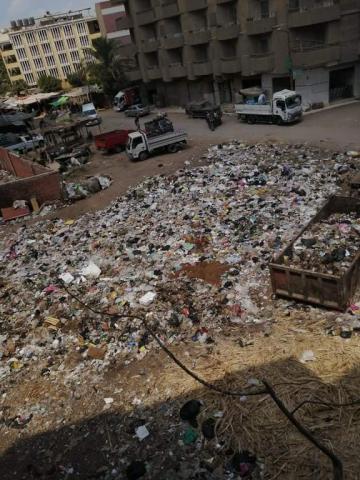 تلال القمامة المنتشرة في شارع الثلاجة ببنها