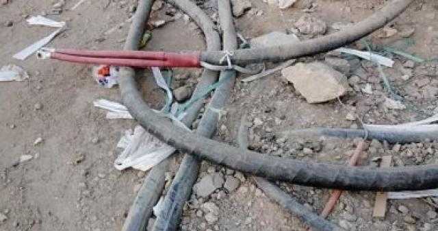 كابل كهرباء مكشوف يعرض حياة المارة بحدائق القبة للخطر