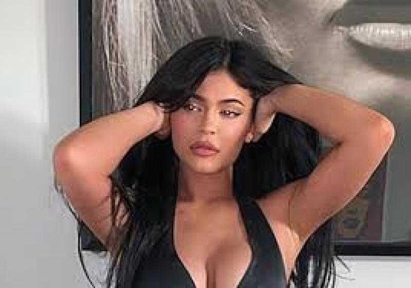 كايلي جينر بظهر مكشوف وجمبسوت شورت عبر إنستجرام| صور