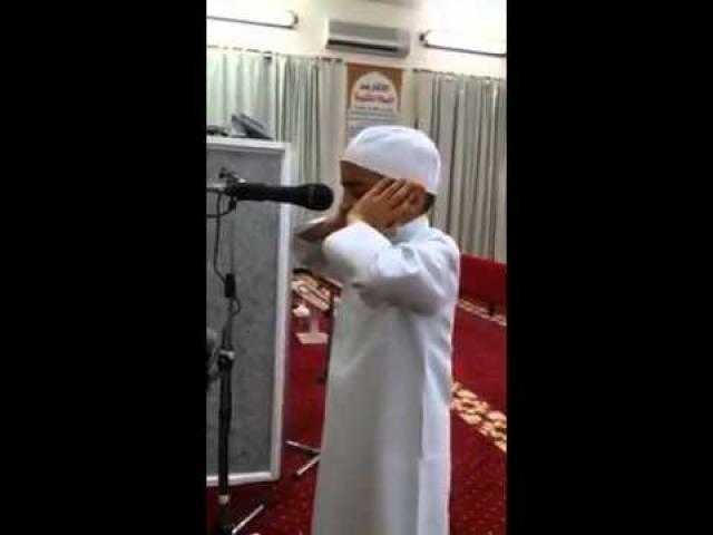 هل يجوز لصغير السن أن يؤذن للصلاة.. دار الإفتاء تجيب
