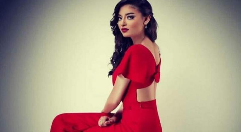 ميار الغيطي في أجواء شتوية بسكارف وبالطو