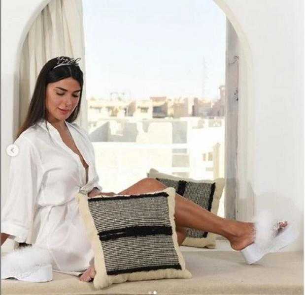 نورهان منصور تواكب الموضة بالخرزة الزرقاء