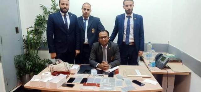 القبض على راكب بمطار القاهرة حاول تهريب هواتف محمولة حول جسده