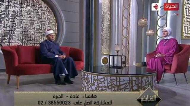 شاهد.. ابن يضرب أمه على الهواء ويقطع اتصالها ببرنامج ديني