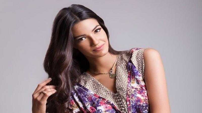 الأسود الأنيق.. تارا عماد تبهر الجمهور من مهرجان القاهرة السينمائي