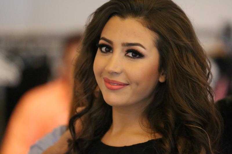 جنات تستعرض أنوثتها بفستان من الورود عبر انستجرام