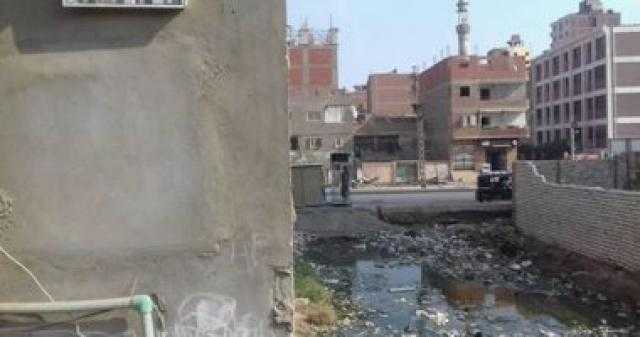 مواطن يستغيث بسبب مياه الصرف الصحي بالمنيا