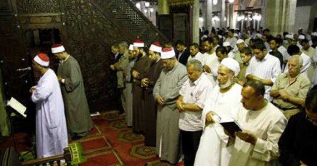 هل قراءة القرآن خلف الإمام في الصلاة الجهرية تبطلها.. أمين الفتوى يجيب