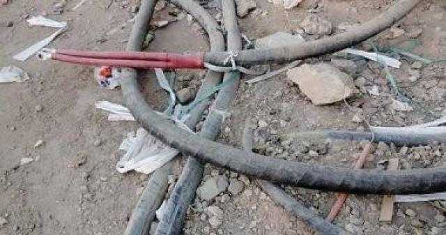 سكان شارع عبد الحميد دياب بدار السلام يستغيثون.. كابل كهرباء يعرض حياة المارة للخطر