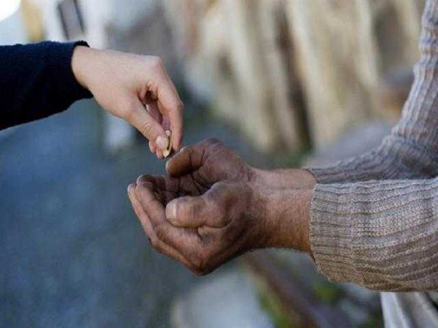 هل يجوز التصدق على المتسولين؟