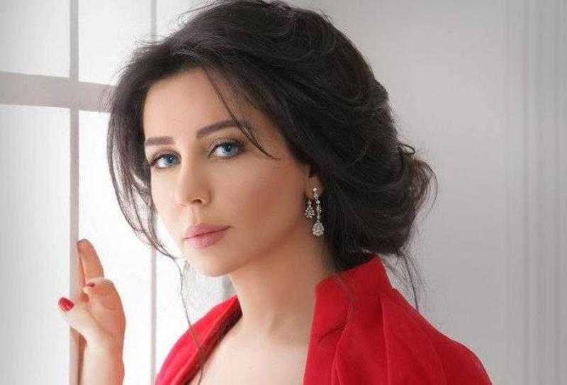 رابعة الزيات على خطى الأميرات بالأحمر الصارخ