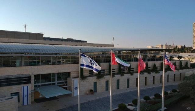 أعلام الإمارات والبحرين وأمريكا وإسرائيل ترفرف فوق مقر وزارة الخارجية الإسرائيلية