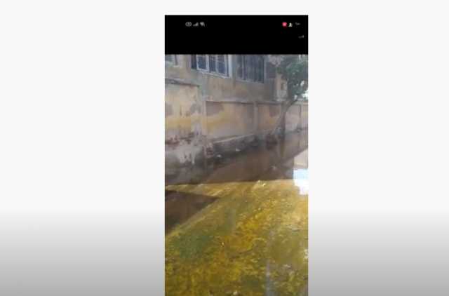 سنترال الإخصاص بالصف يغرق في مياه الصرف الصحي.. فيديو