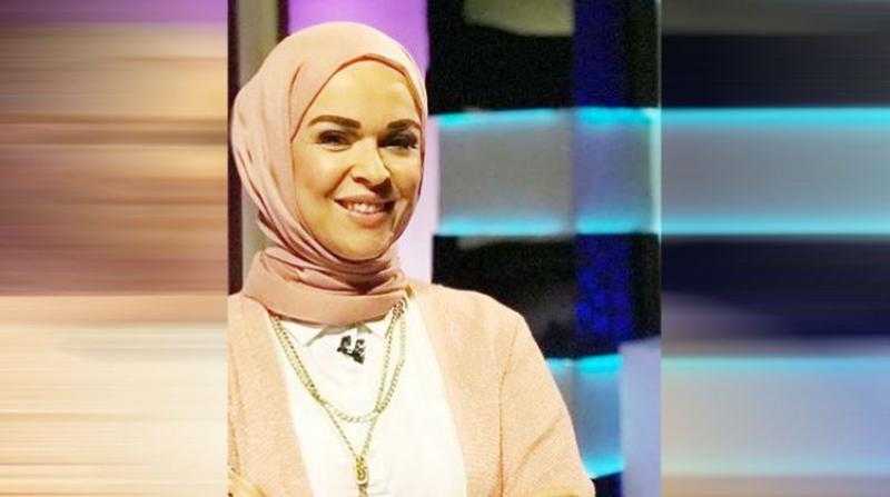 إيمان رياض تشبه الملائكة بالذهبي الفضفاض
