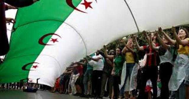الاستفتاء على دستور الجزائر.. اختبار ”حاسم” للرئيس والمعارضة