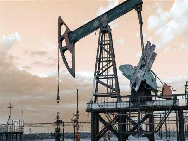 سعر النفط يسجل أكبر تذبذب يومي قبل أن يستقر فوق 121 دولار
