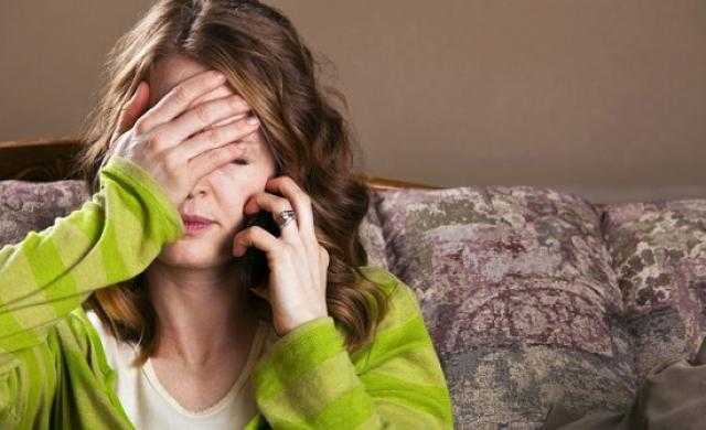 الإفتاء توضح حكم فضفضة الزوجة مع أمها عن زوجها