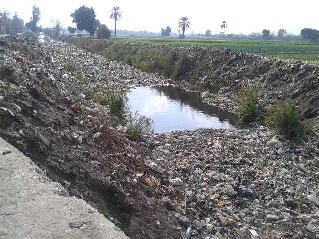 مصرف البرادعة بالقناطر يتحول لمقلب قمامة وسط غياب عمليات التطهير
