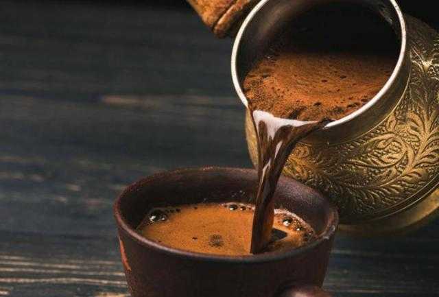 دراسة: شرب القهوة قبل الإفطار يضعف سيطرتك على مستويات السكر فى الدم