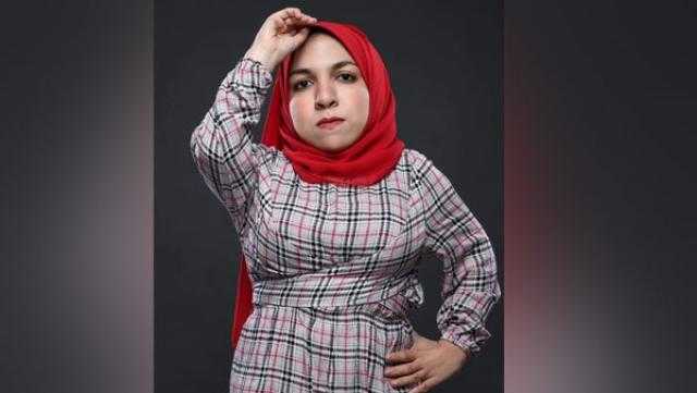 أول مصممة أزياء لقصار القامة: الفكرة جاءت بعد معاناتي في شراء ملابسي.. فيديو