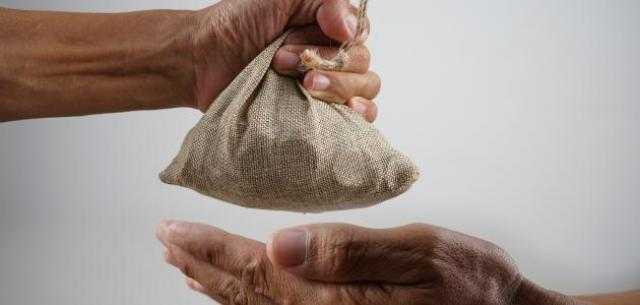 حكم إعطاء الأخ الفقير من الزكاة