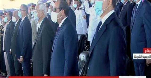الرئيس السيسي ووزير الداخلية يقفان لتحية العلم بأكاديمية الشرطة